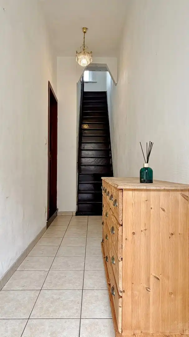 Charmante rijwoning met zonnige tuin in het rustige Woesten foto 2