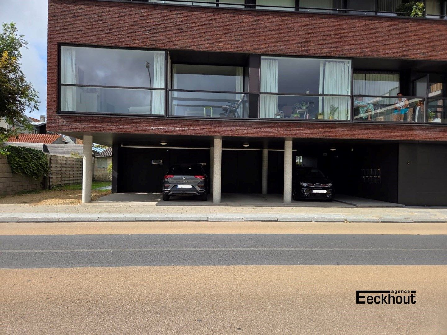 Overdekte autostaanplaats met berging te Bredene aan de Spuikom foto 2