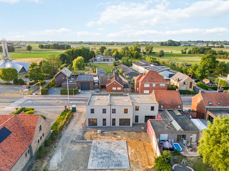 Hooglede: halfopen nieuwbouwwoning met 3 slaapkamers, zuid-gerichte tuin, carport en berging op een perceel van 184,50 m², centrale ligging foto {{pictureIndex}}