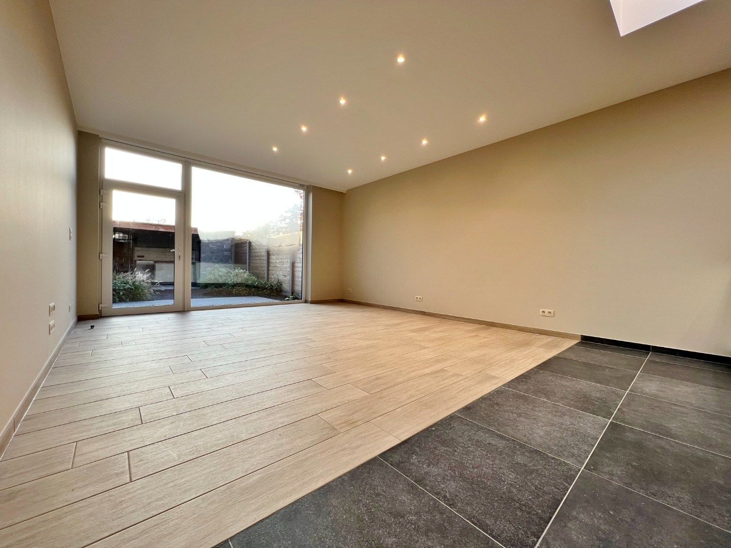 Volledig vernieuwde rijwoning met zonnige tuin en 3 slaapkamers.  foto 3