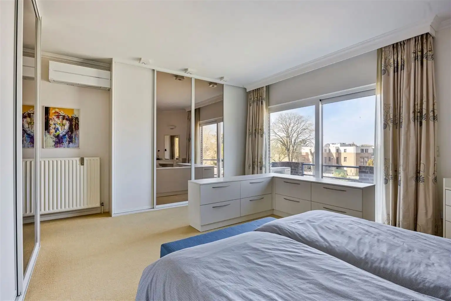 Prachtig, uitzonderlijk ruim appartement met 2 slaapkamers, 3 terrassen en een dubbele inpandige garagebox, gelegen nabij het centrum van Maaseik. foto 12