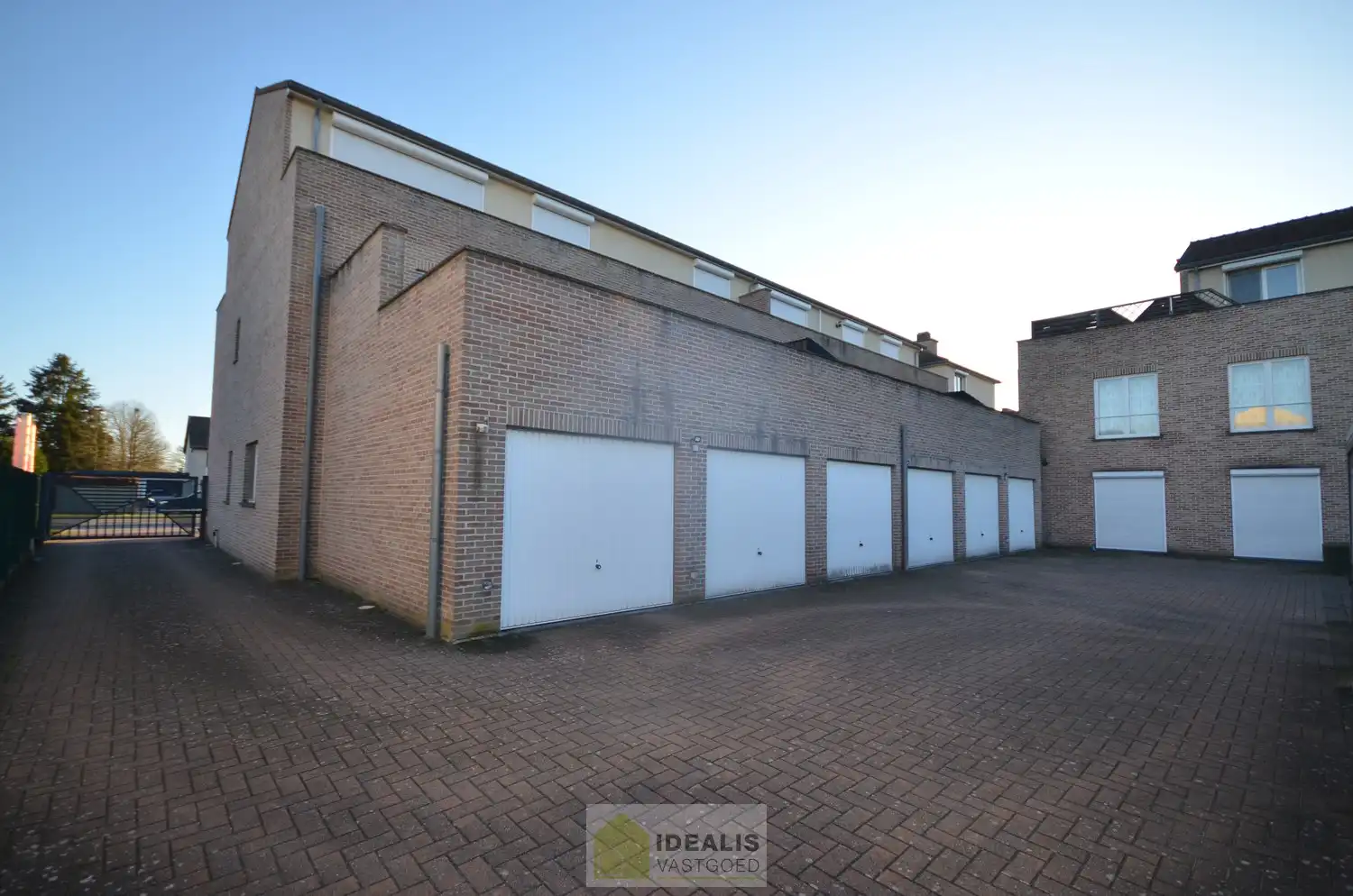 IDEALIS VASTGOED  - Ruim en aangenaam gerenoveerd appartement pal in het centrum van Berbroek (Herk-de-Stad)! Het appartement is gelegen middenin in het centrum, op wandelafstand van scholen, supermarkten, horeca en sportcentra. Het appartement biedt verder een fijne leefruimte met open keuken, 2 rustige slaapkamers, een prettige badkamer en een terras. Tevens kan men gemakkelijk parkeren in een afzonderlijke garagebox. foto 15