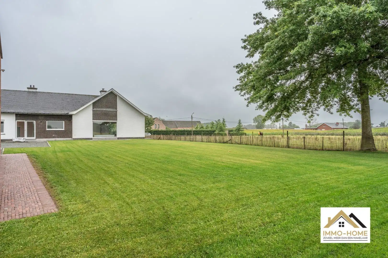 Ruime woning met magazijn en open zicht op topligging foto 3