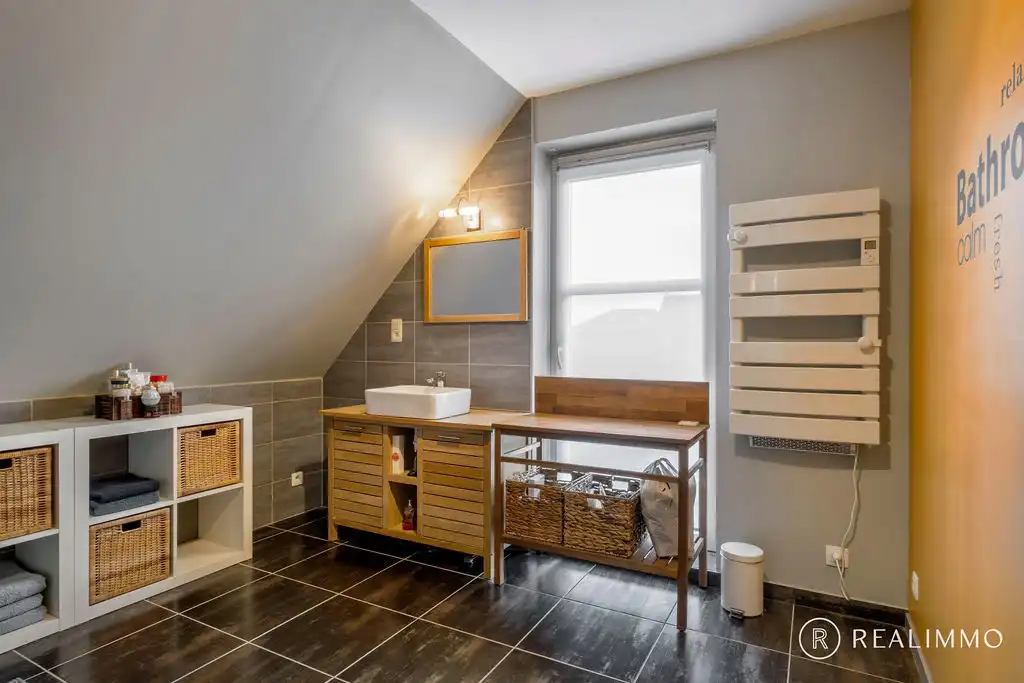 Ruime hedendaagse villa met zwembad in een gegeerde residentiële omgeving foto 20