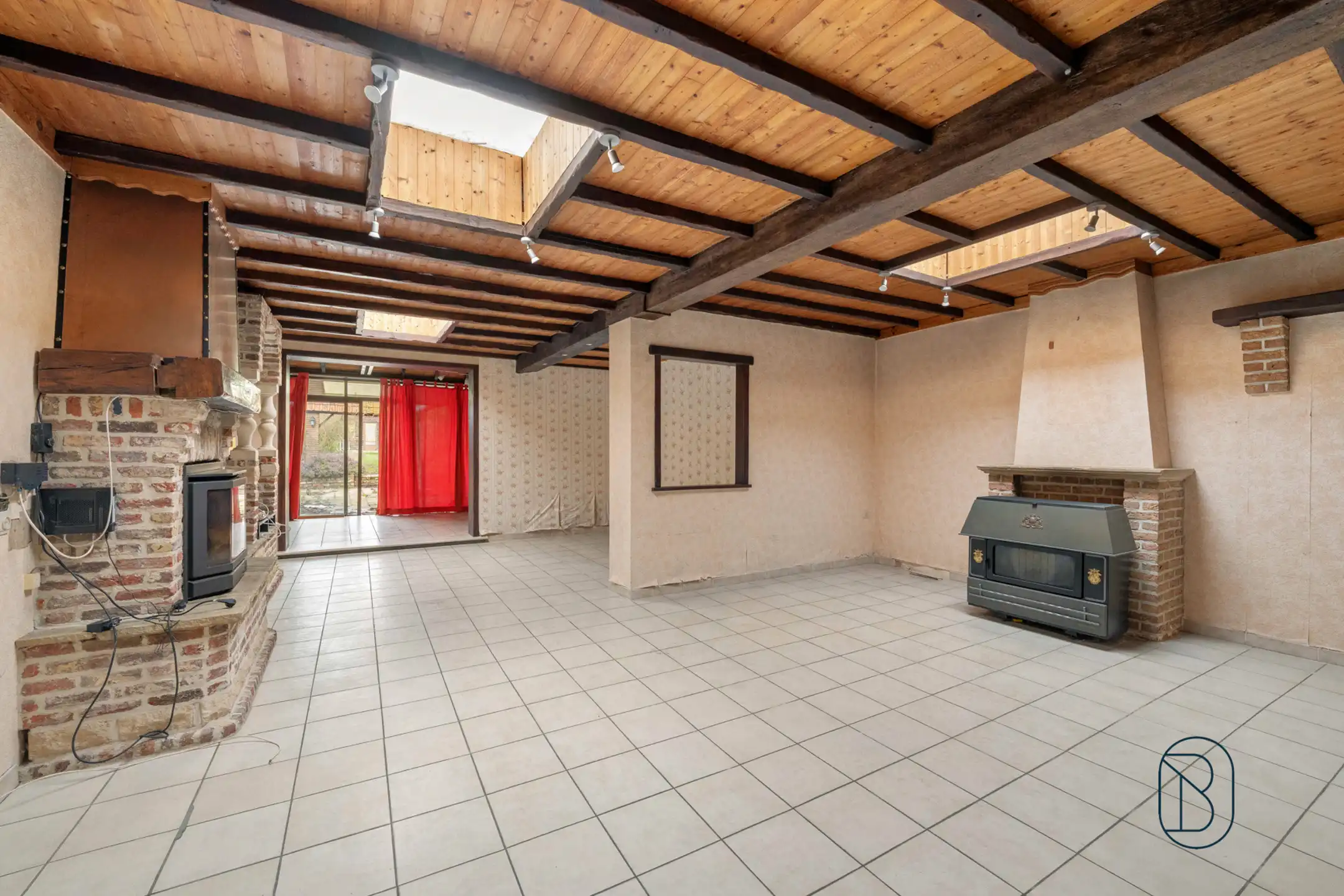 Woning met garage, oprit en tuin - veel potentieel foto 7