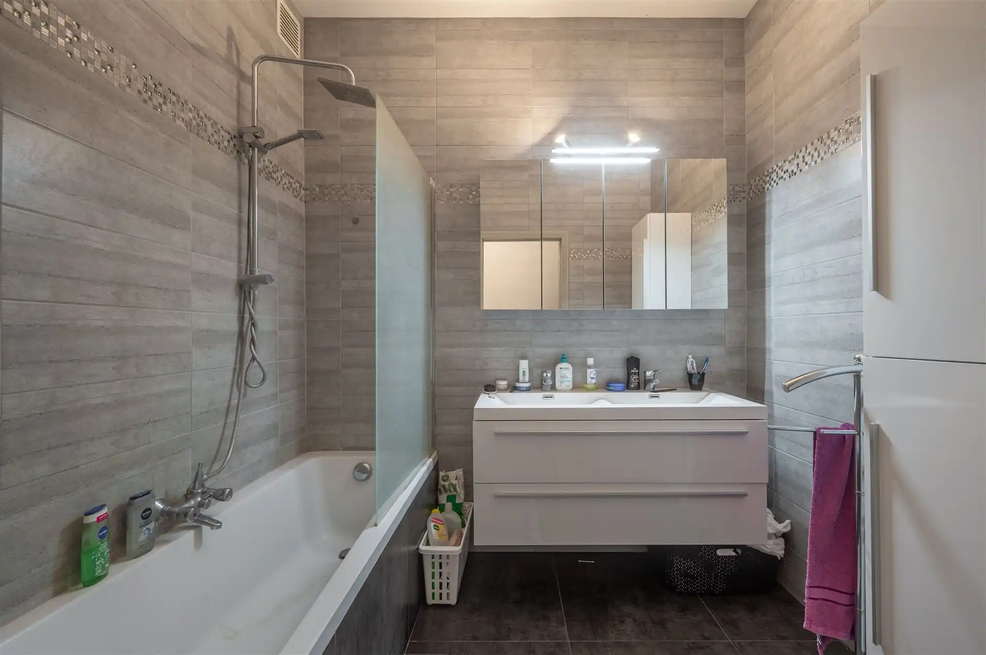 Centraal gelegen 2 slaapkamerappartement te huur foto 13
