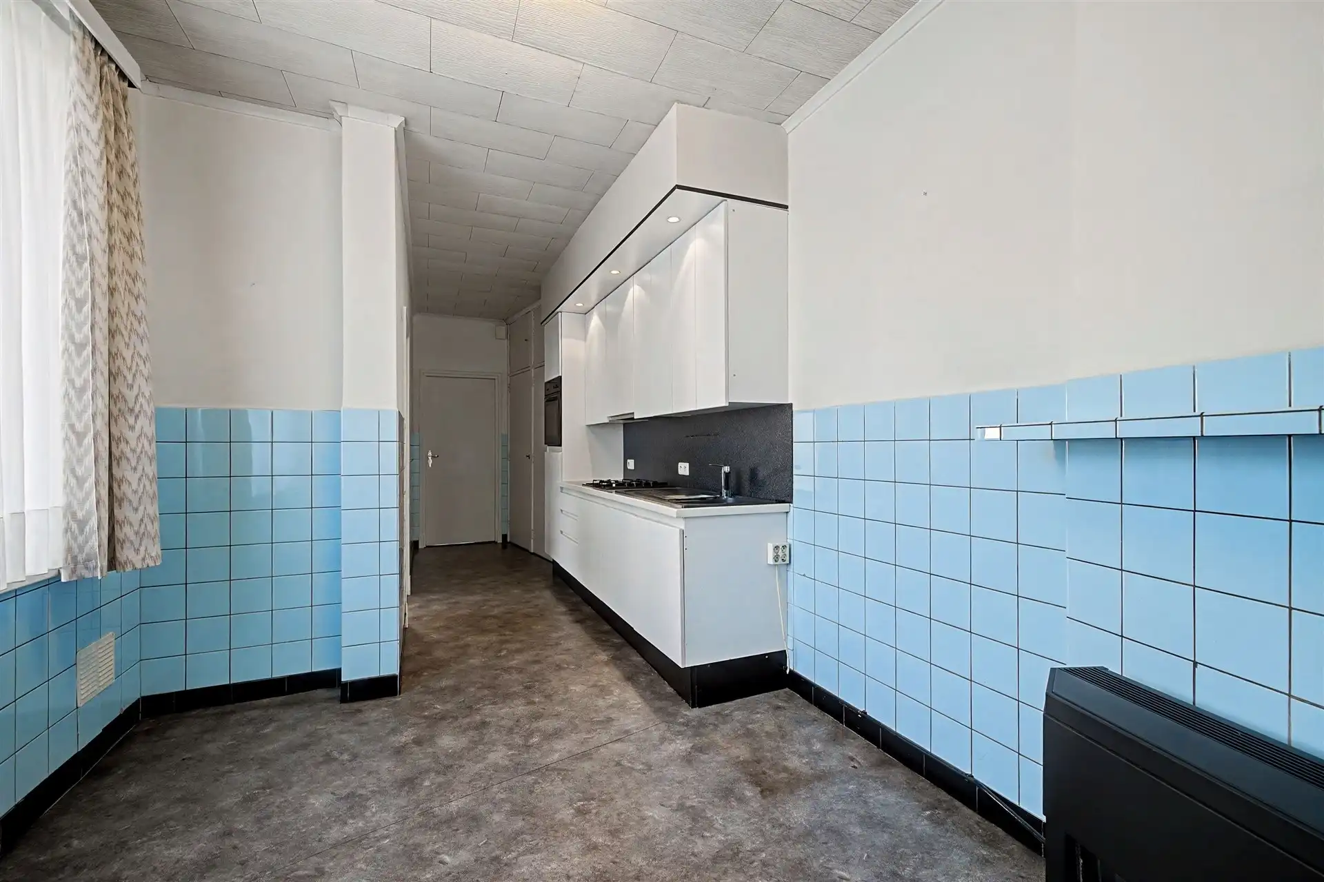 Uitstekend gelegen halfopen bebouwing met ruime oprit, 3 slaapkamers en uitgestrekte tuin foto 7