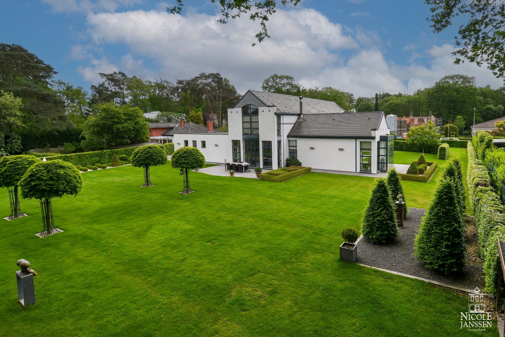 Moderne villa met speelse indeling foto {{pictureIndex}}
