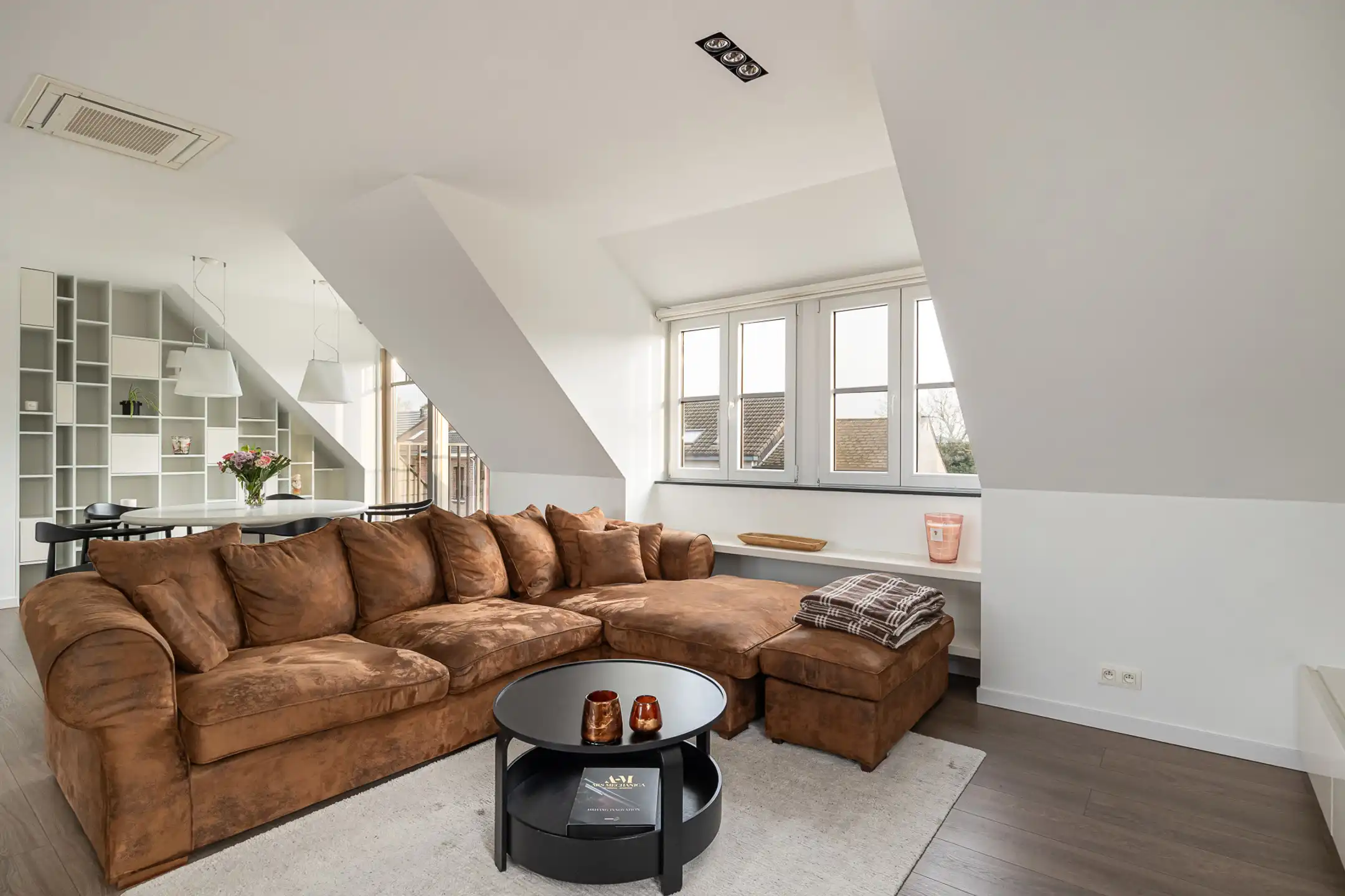 Knap dakappartement met fantastisch terras + garagebox foto 6