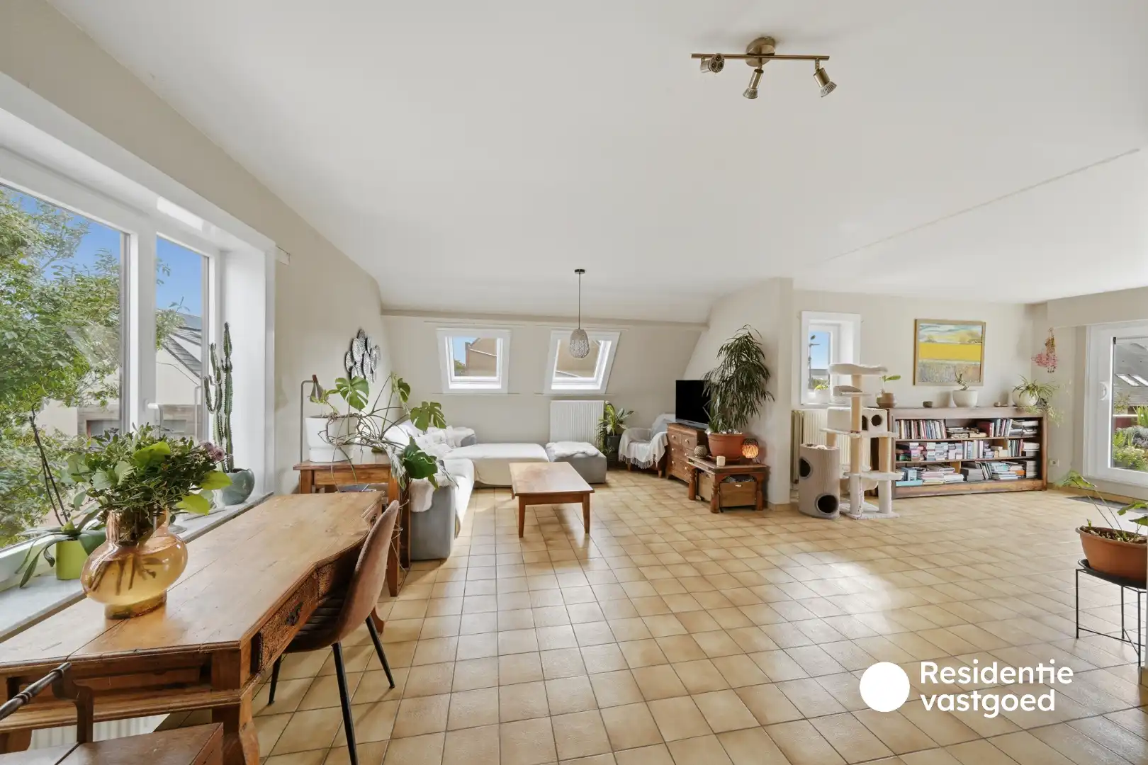 Opbrengsteigendom met 3 appartementen, garage en zonnig terras foto 3