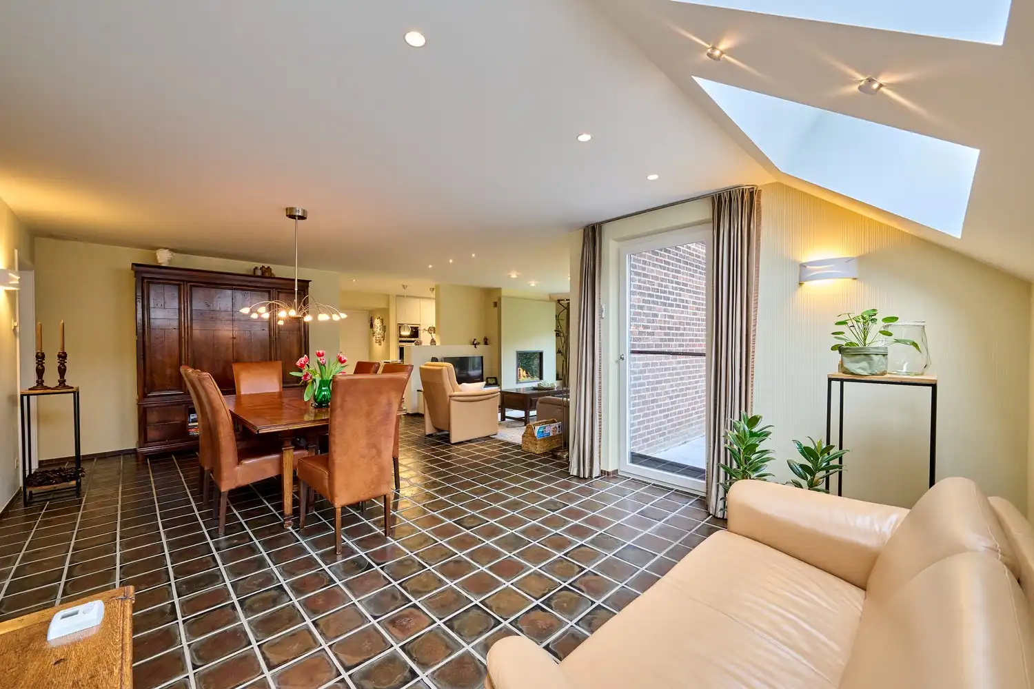 Residentieel en op een uitgestrekt perceel gelegen vernieuwde woning met 3/4 slaapkamers foto 7