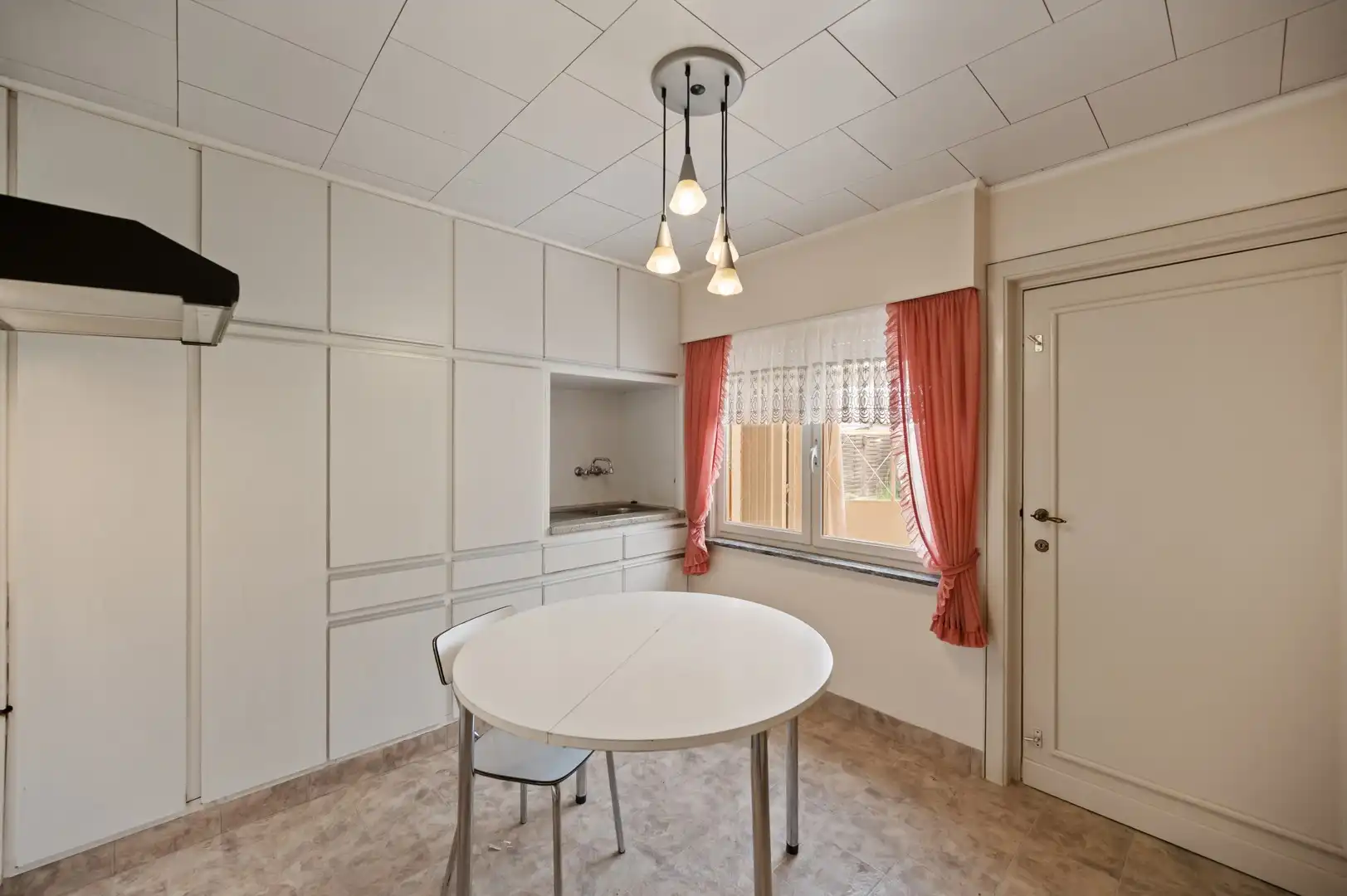 Renovatiewoning met grote tuin gelegen n een doodlopende straat over een bos foto 6