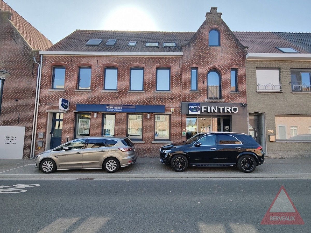 Beselare - Investeringspand met kantoorruimte en 2 verhuurde appartementen foto {{pictureIndex}}
