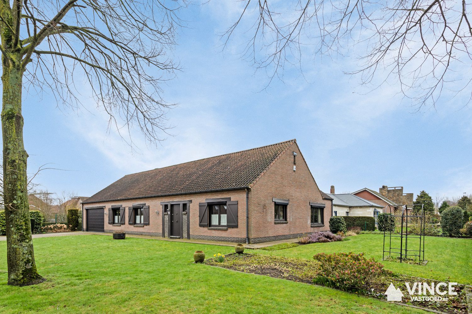 Gelijkvloerse woning in hoevestijl met veel uitbreidingsmogelijkheden foto {{pictureIndex}}