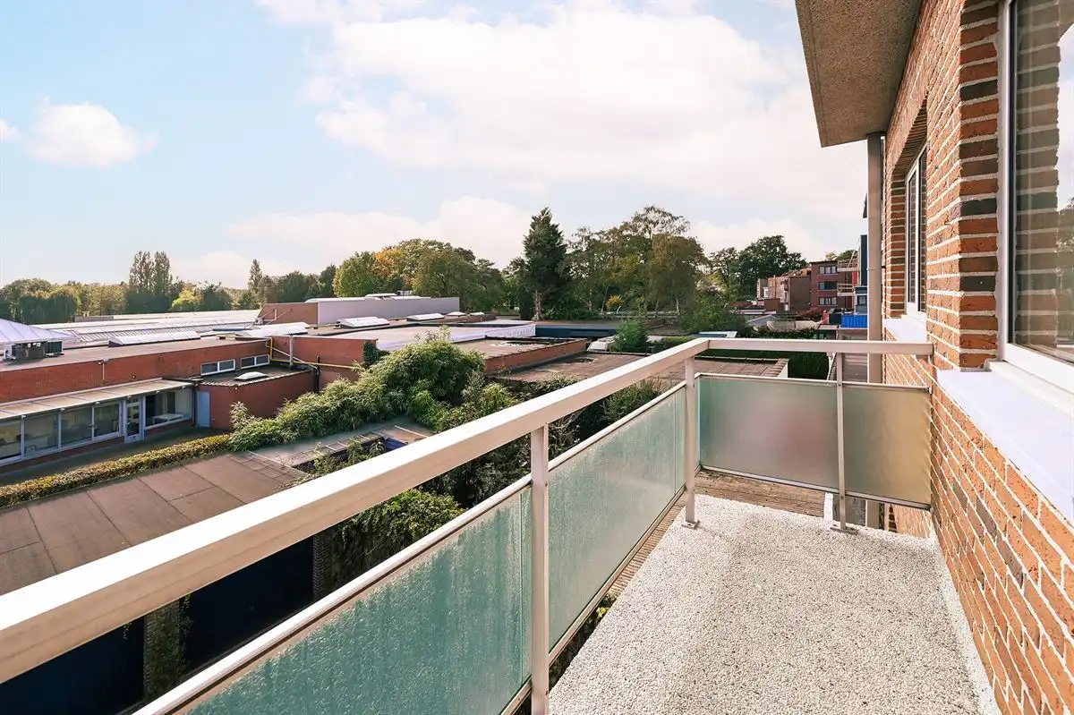 Gerenoveerd apartement met veel lichtinval foto 9