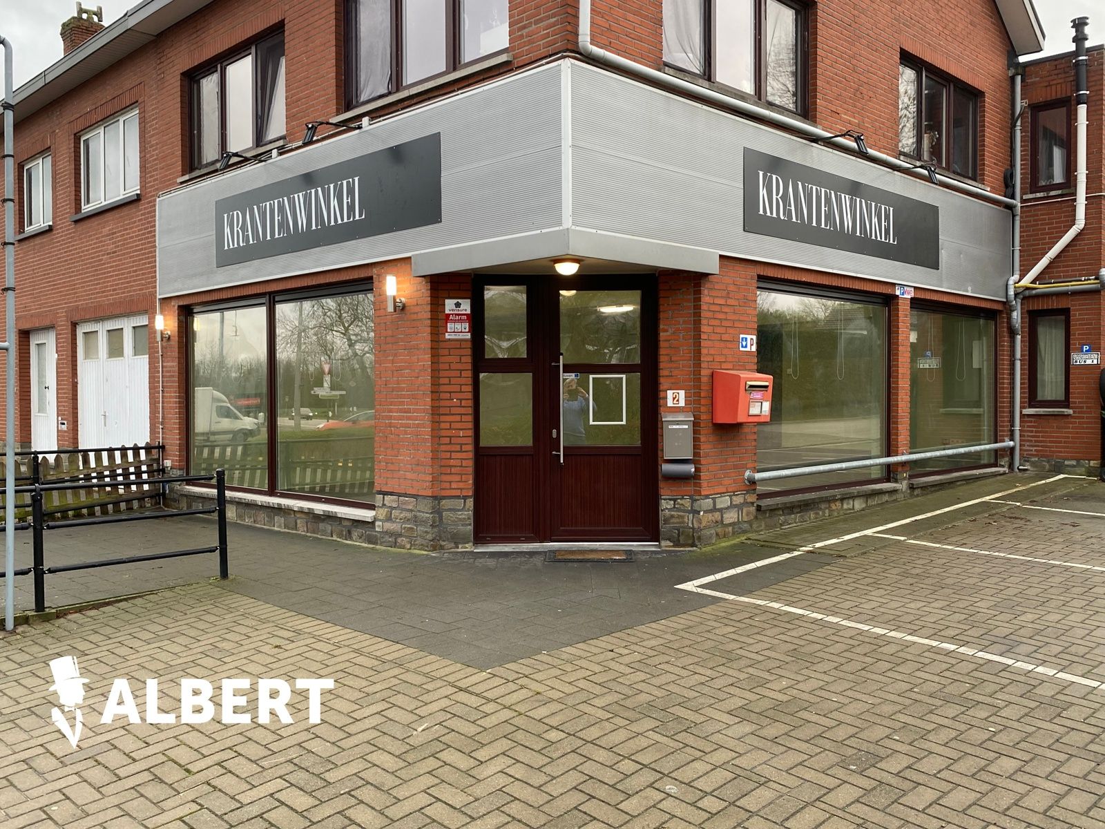 Handelspand met 74 m² commerciële- en 33 m² kelderruimte. foto {{pictureIndex}}