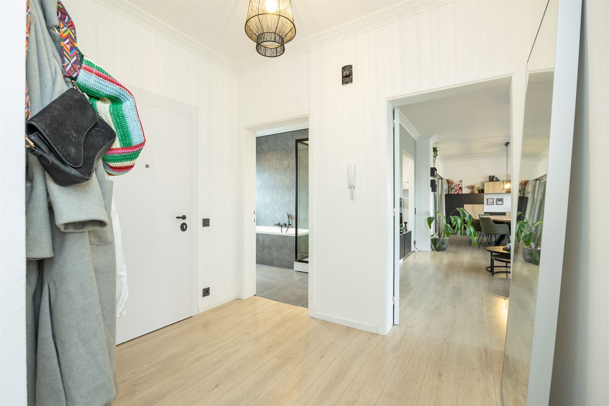 Lichtrijke app. met 3 slpk. en veranda  foto 9