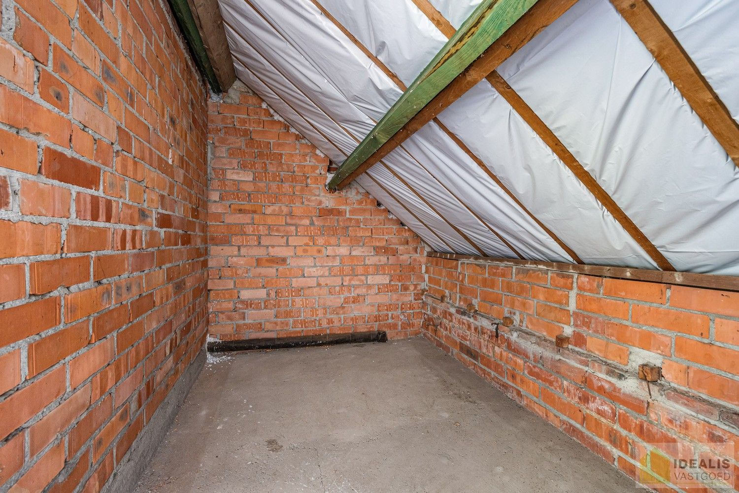 RUSTIG GELEGEN OP TE KNAPPEN EENGEZINSWONING MET 3 SLAAPKAMERS! - De woning omvat maar liefst 166m² bewoonbare oppervlakte met ruime woonkamer, keuken, 3 slaapkamers, badkamer, garage. De woning is rustig gelegen op een perceel met een opp. van 6a 21ca. foto 21