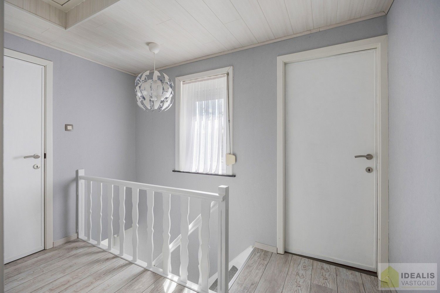 IDEALIS VASTGOED – RECENT GERENOVEERDE WONING (2021) OP EEN PERCEEL VAN MAAR LIEFST 8A92CA OP EEN ZEER GUNSTIGE LOCATIE! Deze ruime woning met een netto bewoonbare oppervlakte van +- 170m² bevindt zich langs de Paalseweg in Hulst, deelgemeente van Tessenderlo-Ham. Naast de perfecte ligging is het een prachtig afgewerkte woning met een royale leefruimte, zeer ruime open keuken, 3 slaapkamers en badkamer. Een uniek aanbod voor wie op zoek is naar een volledig gerenoveerde instapklare woning. foto 18