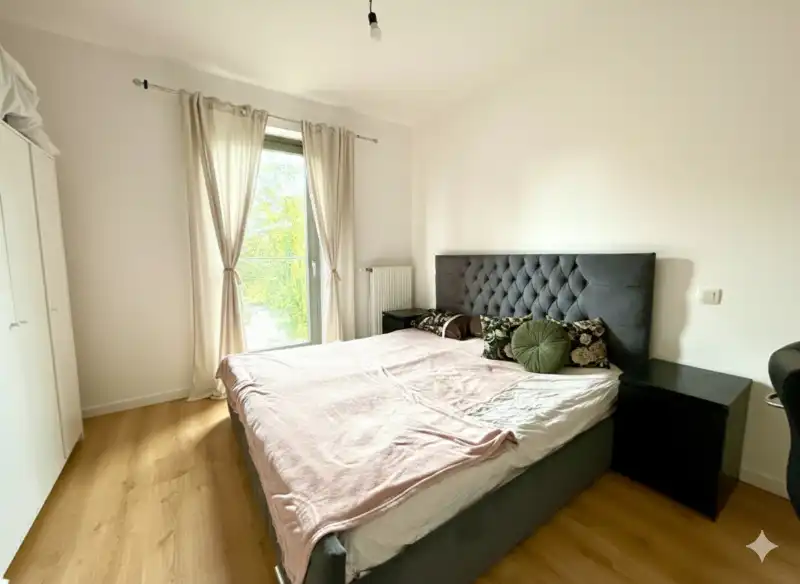 Ruim en lichtrijk appartement met 2 slaapkamers, terras en 'dubbele' autostaanplaats op een boogscheut van de Leie foto 9