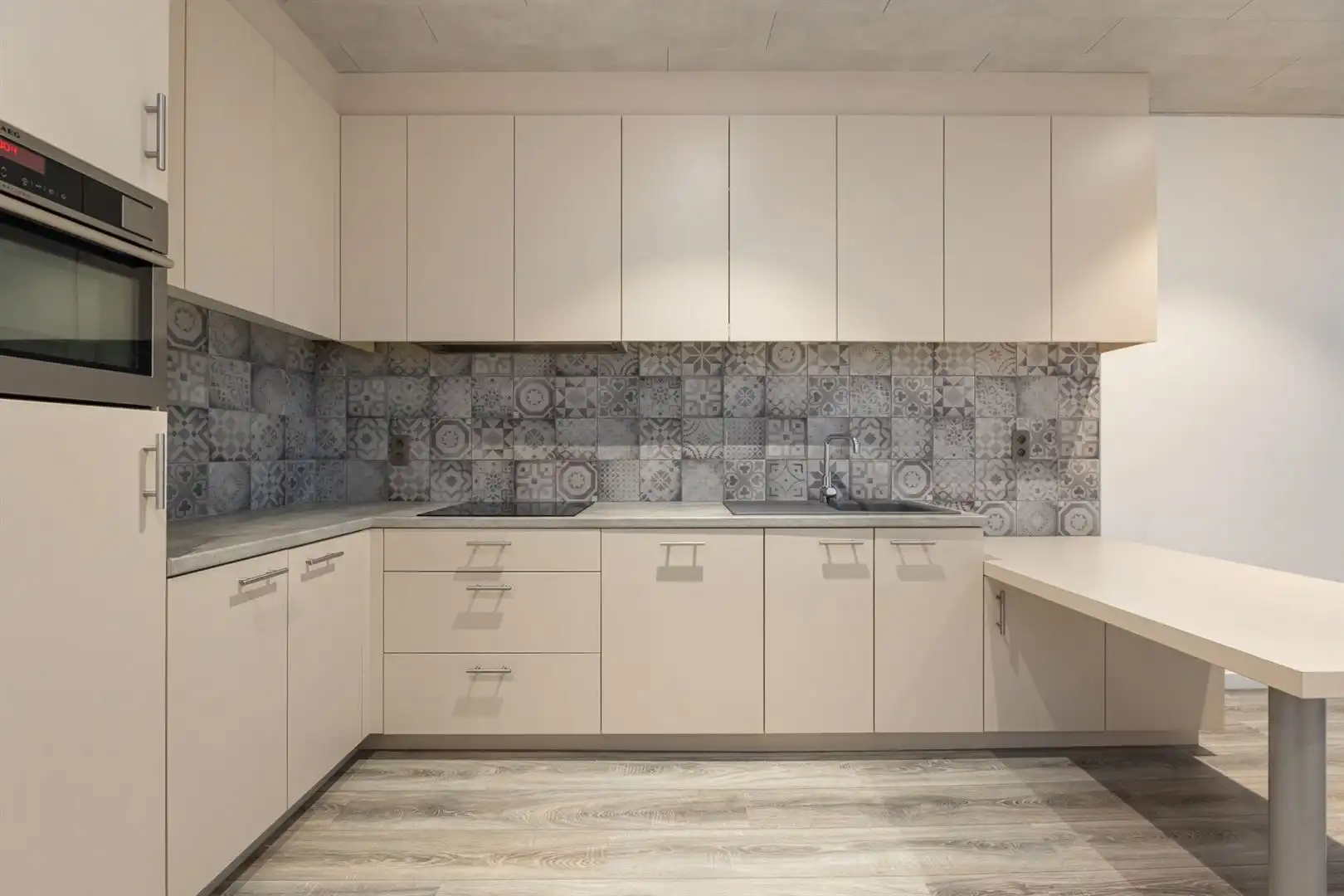 Centraal gelegen woonst met terras en garage. foto 7