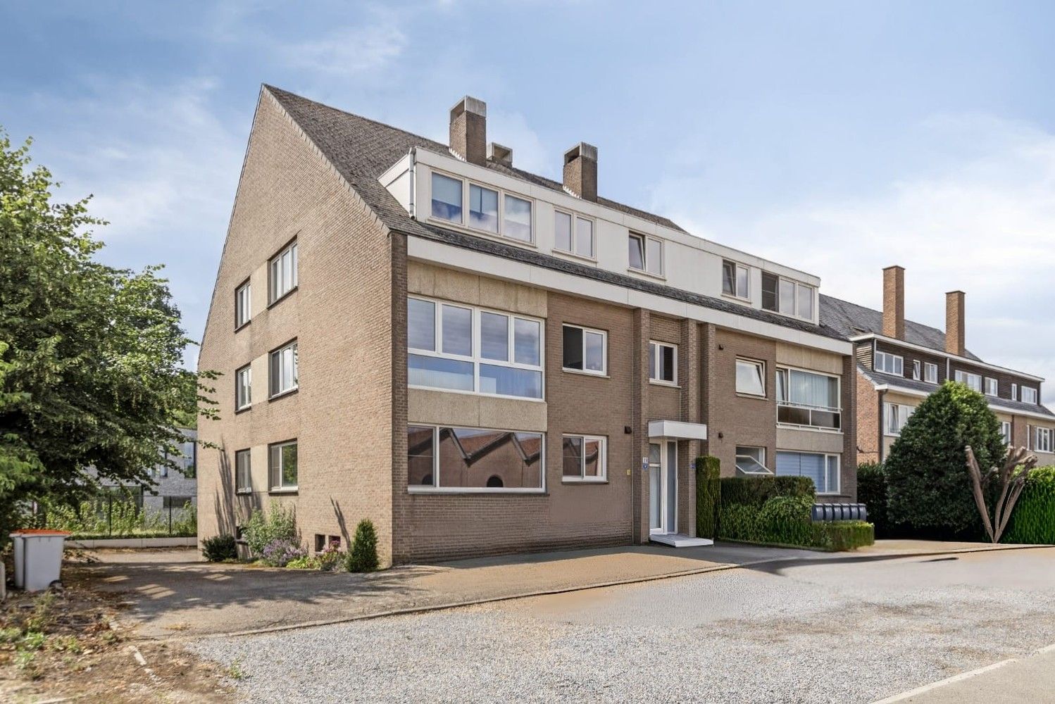 Instapklaar en ruim appartement met drie slaapkamers op een strategische locatie in Lanaken foto {{pictureIndex}}