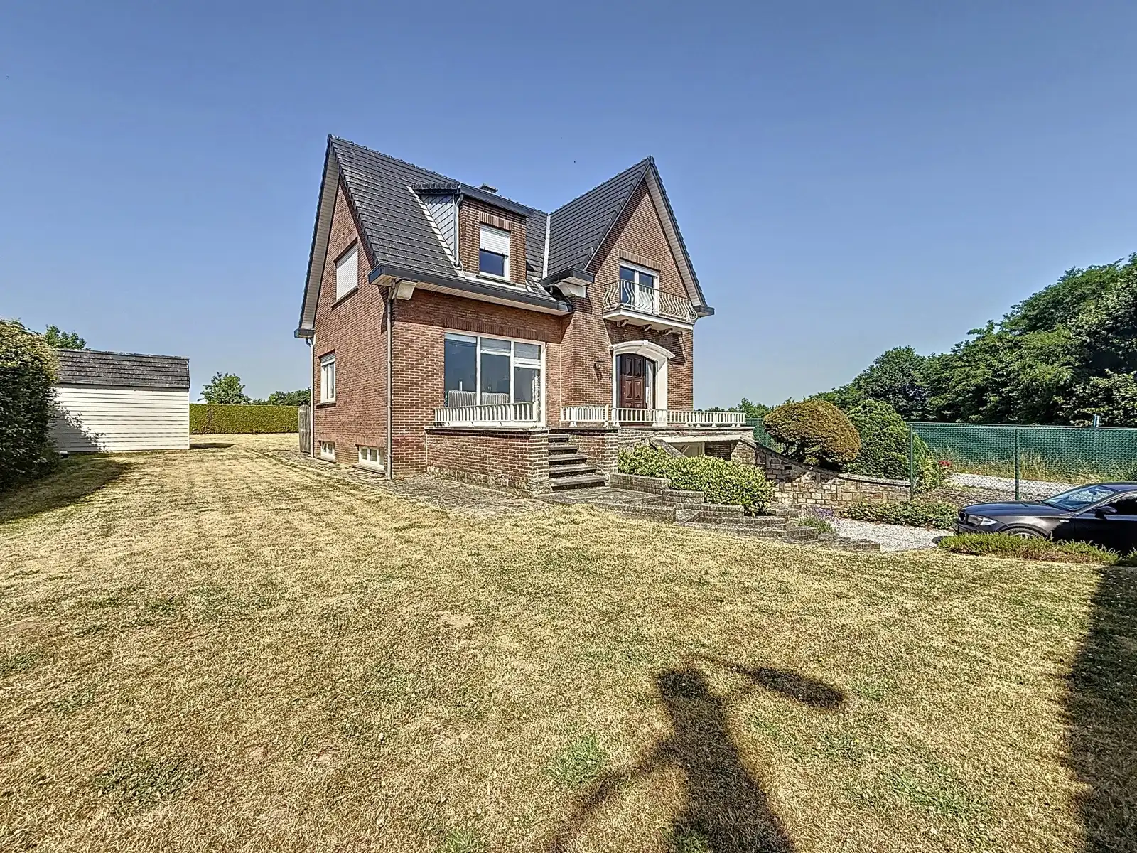 Hoofdfoto van de publicatie: Vrijstaande woning met tuin / 3 slpks en toplocatie 