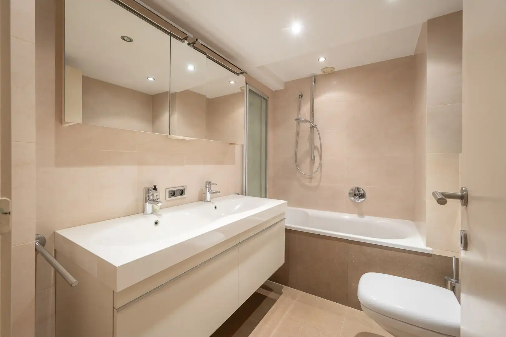 Perfect gelegen drie slaapkamer appartement met zonneterras foto 11