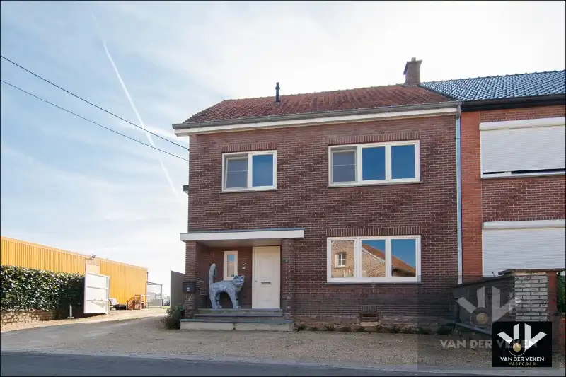 VOLLEDIG GERENOVEERDE, INSTAPKLARE GEZINSWONING foto {{pictureIndex}}