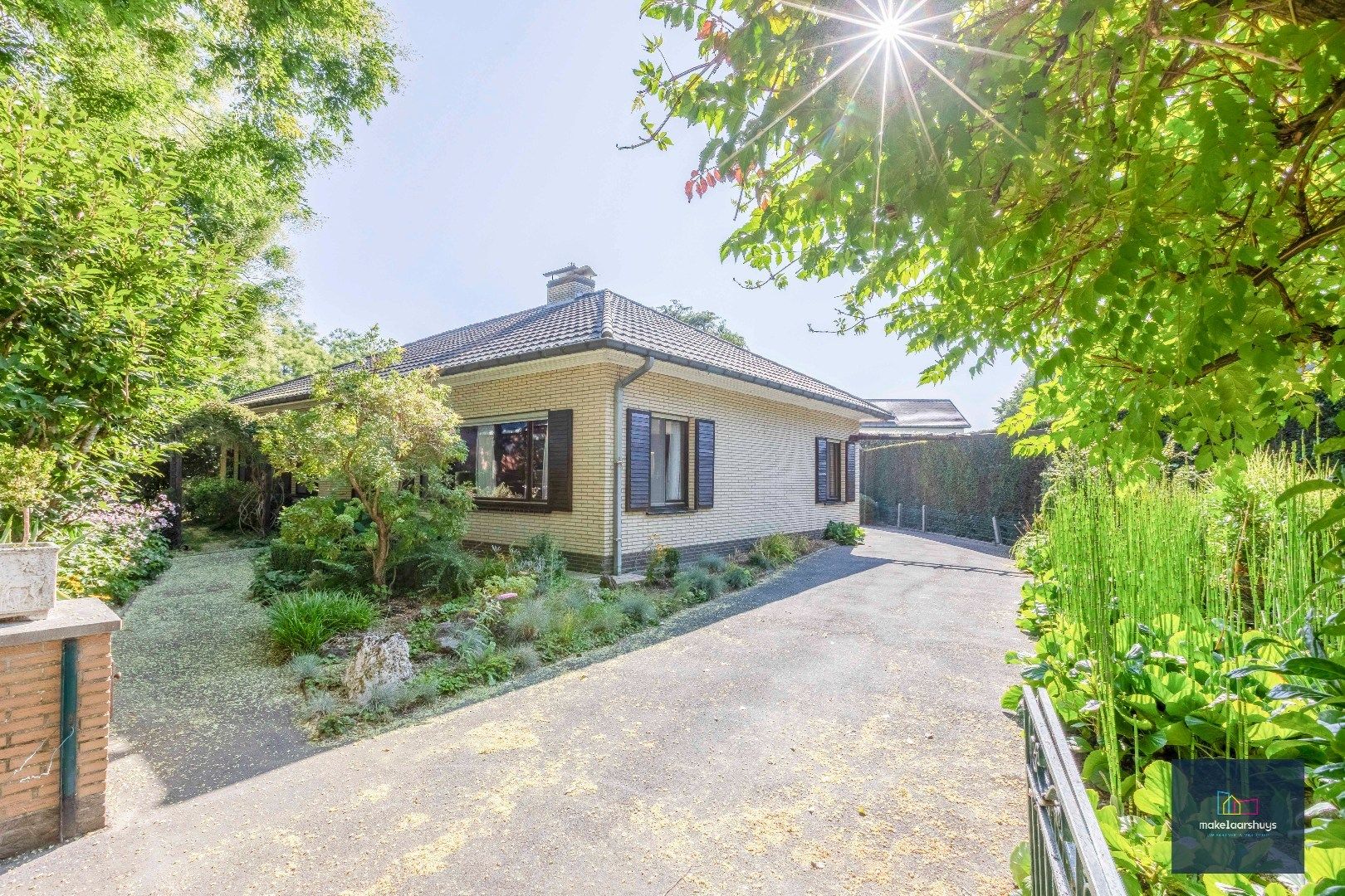Rustig gelegen ruime bungalow met dubbele garage in Drongen foto 3