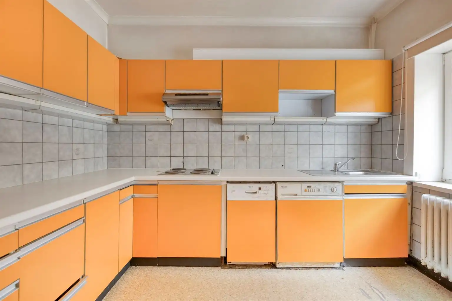 Karaktervol hoekpand met handelsruimte en ruime woning op een absolute topligging aan de Bosstraat in Maaseik.  foto 6