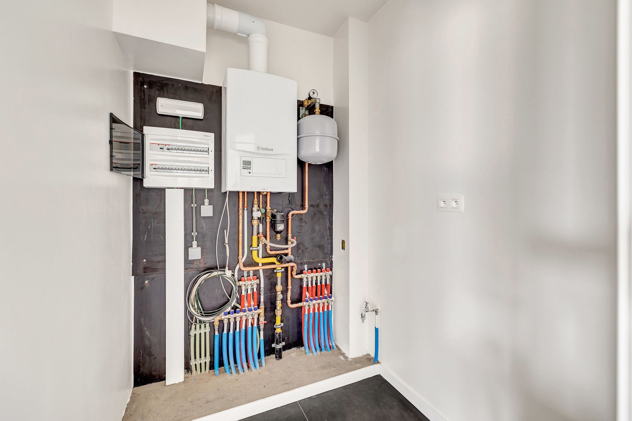 Totaal gerenoveerd appartement met 2 slpks en garage foto 8