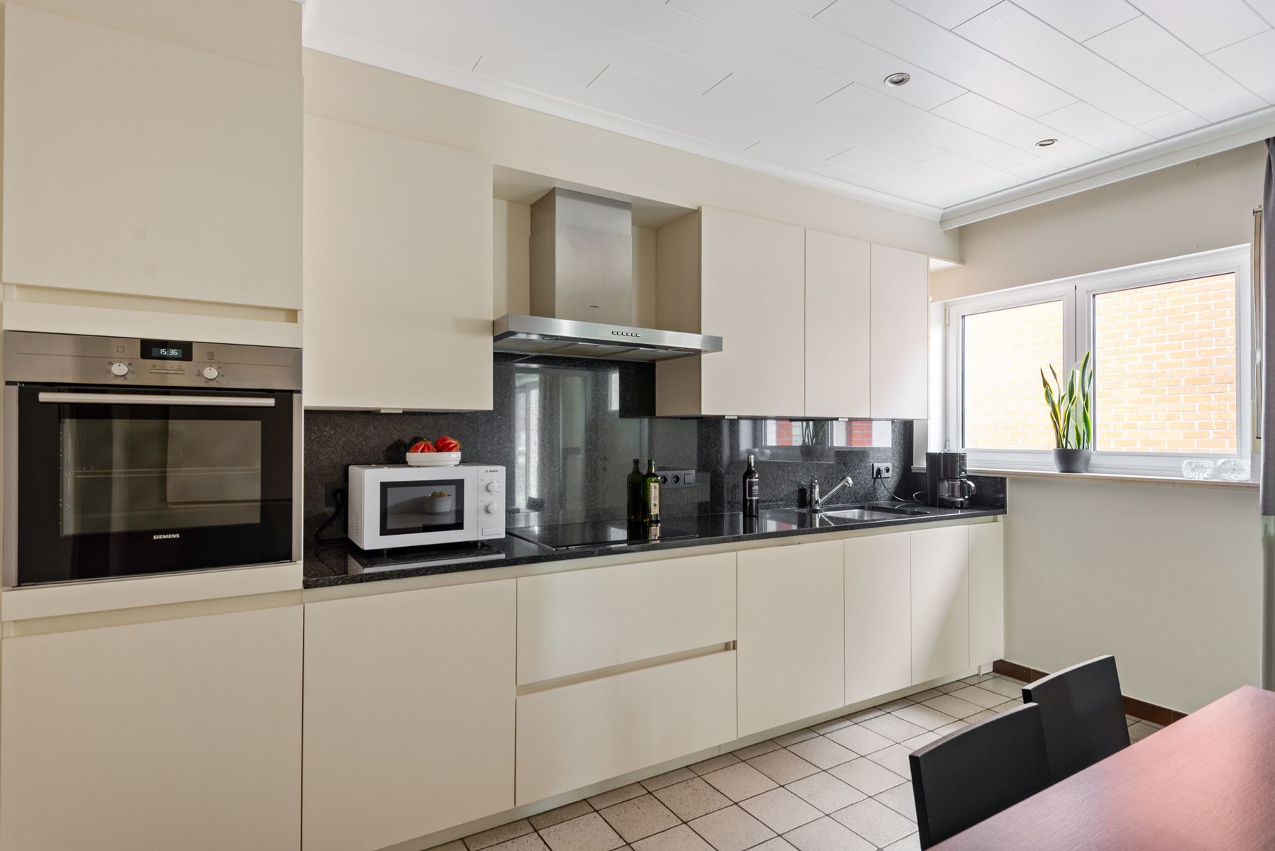 Instapklare villa/bungalow met aansluitend kantoorruimte/handelsgelijkvloers op ruim perceel! foto 12