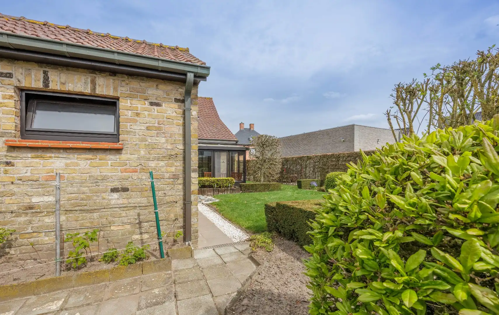 Charmante en solide villa met zonnige tuin in het hart van Zwevezele foto 4