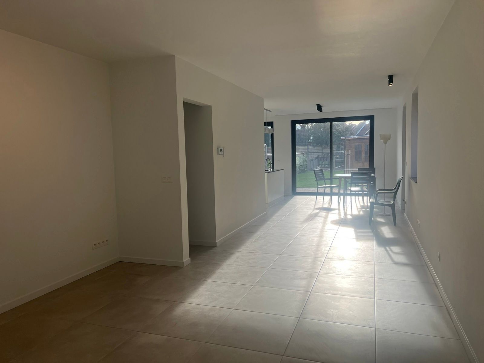 Instapklare nieuwbouwwoning met tuin en carport foto 5