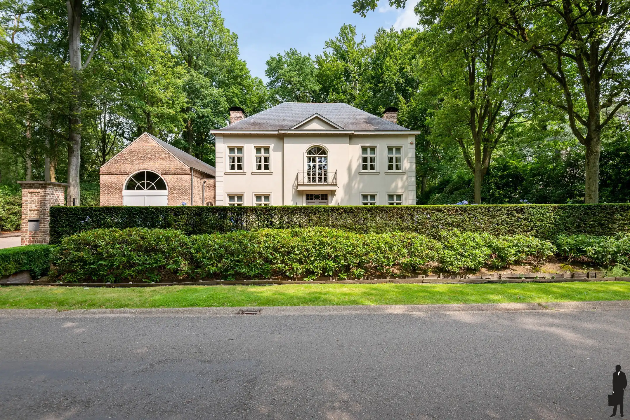 Ruime "manoir villa" gelegen in het gegeerde Hertebos te 's Gravenwezel. foto 6