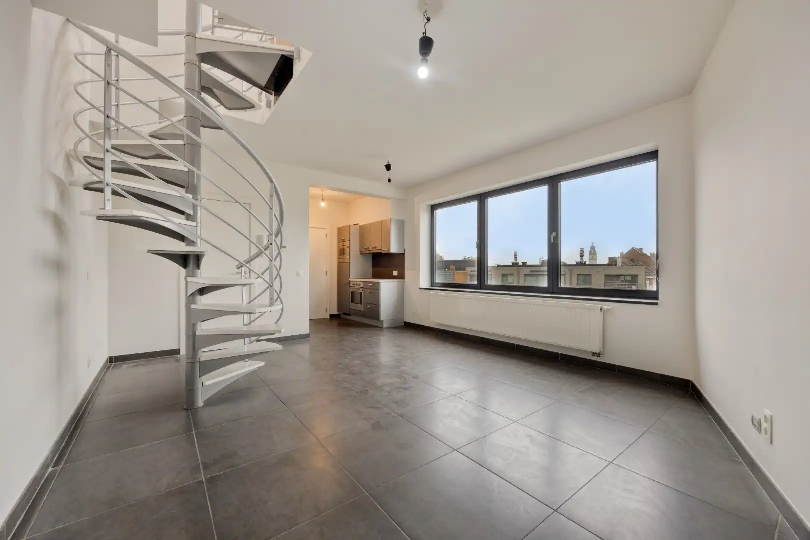Instapklaar duplex app. met 2 slpk te centrum Halle foto {{pictureIndex}}