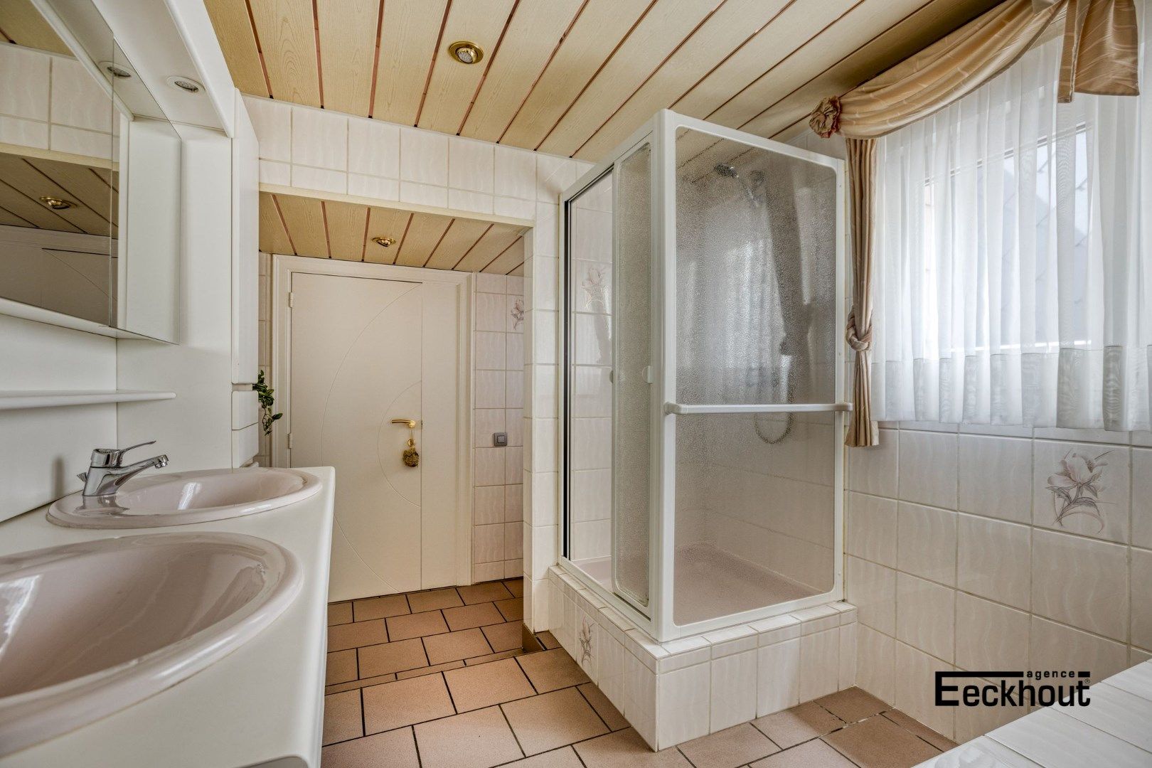Ruime rijwoning met garage en zonnige koer op een boogscheut van het strand foto 11