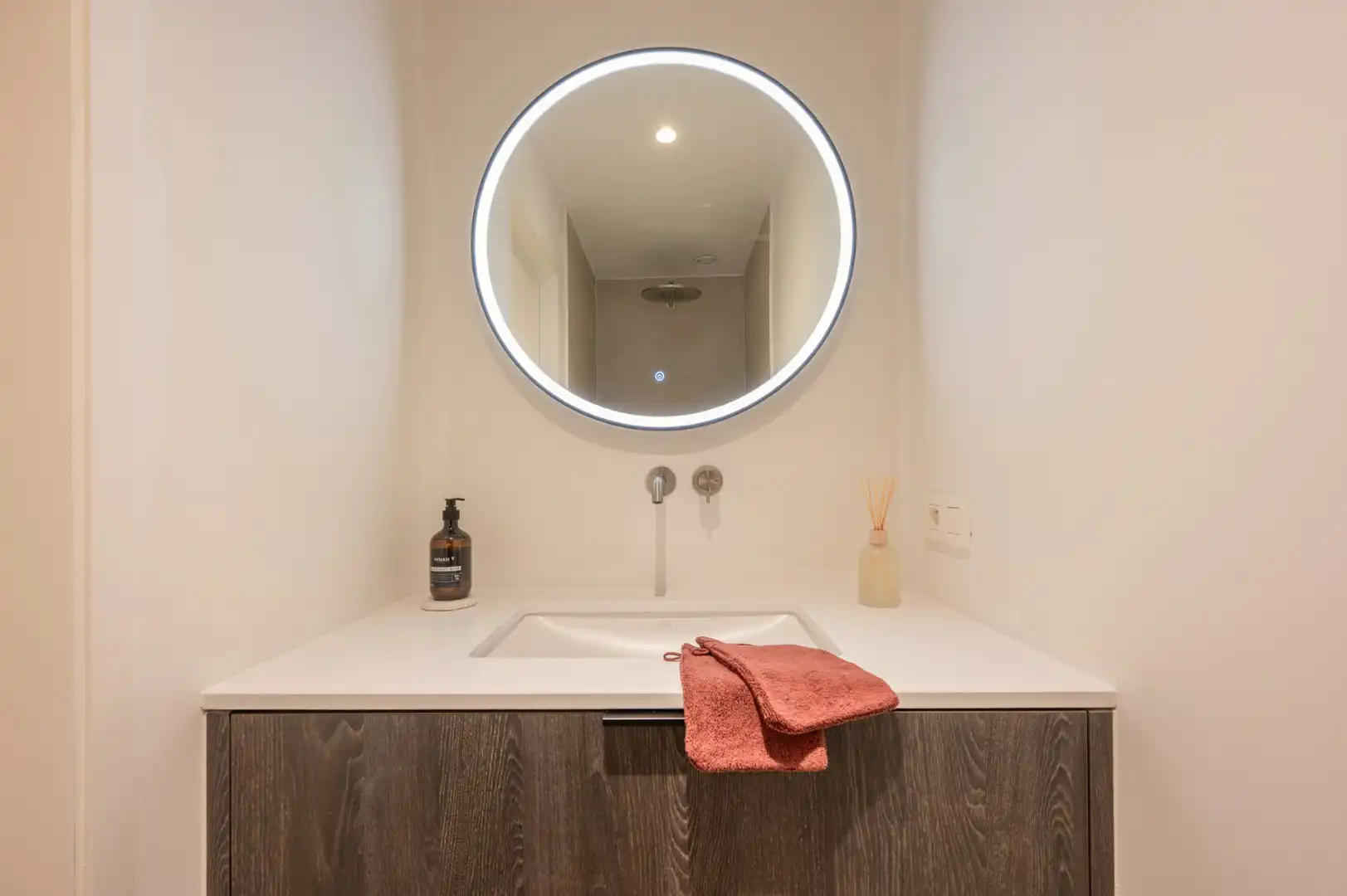 Lichtrijke nieuwbouwvilla met aangename volumes en zonnige tuin foto 17