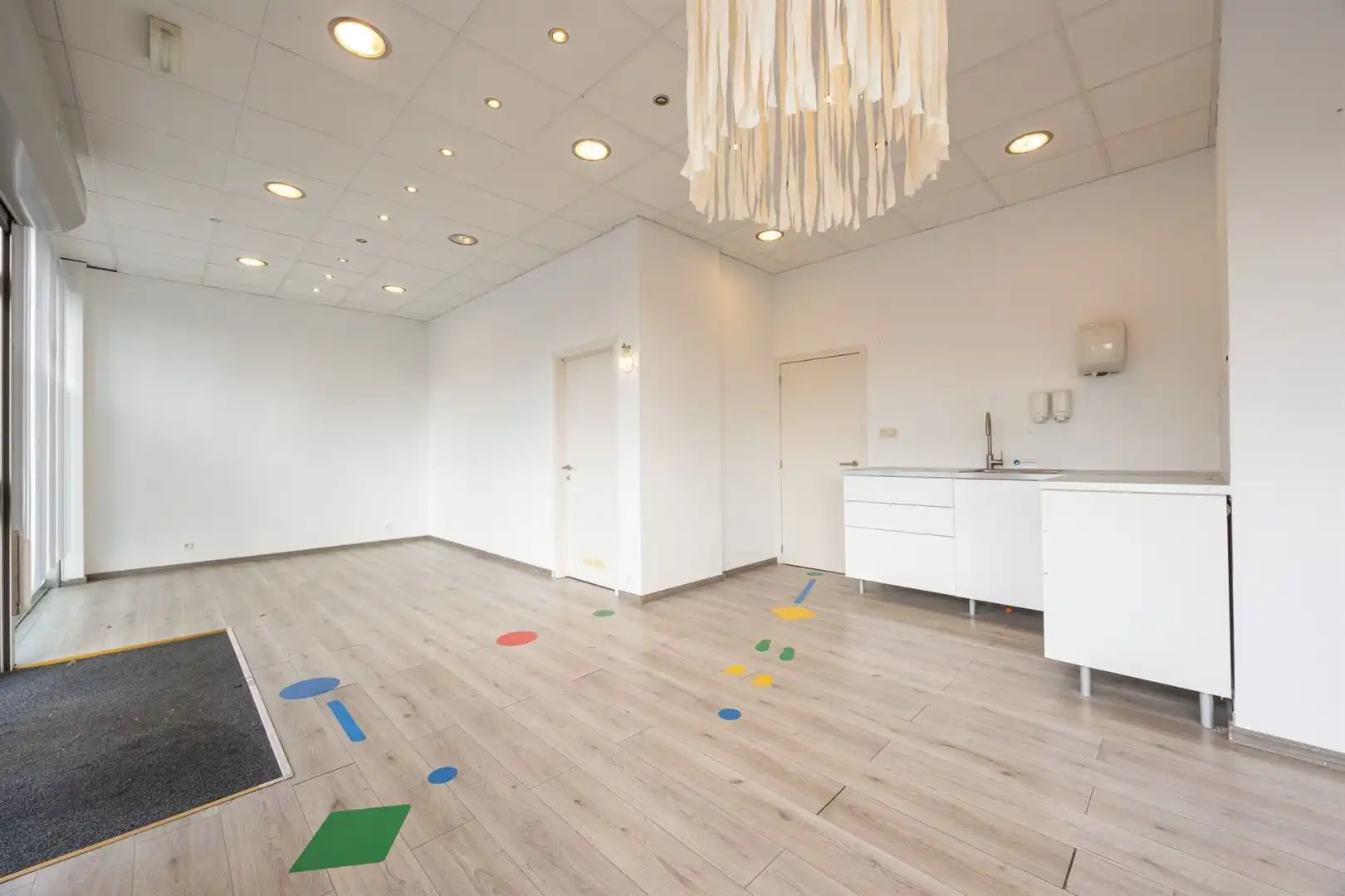 Veelzijdige commerciële ruimte met privé parkeerplaatsen  foto 17