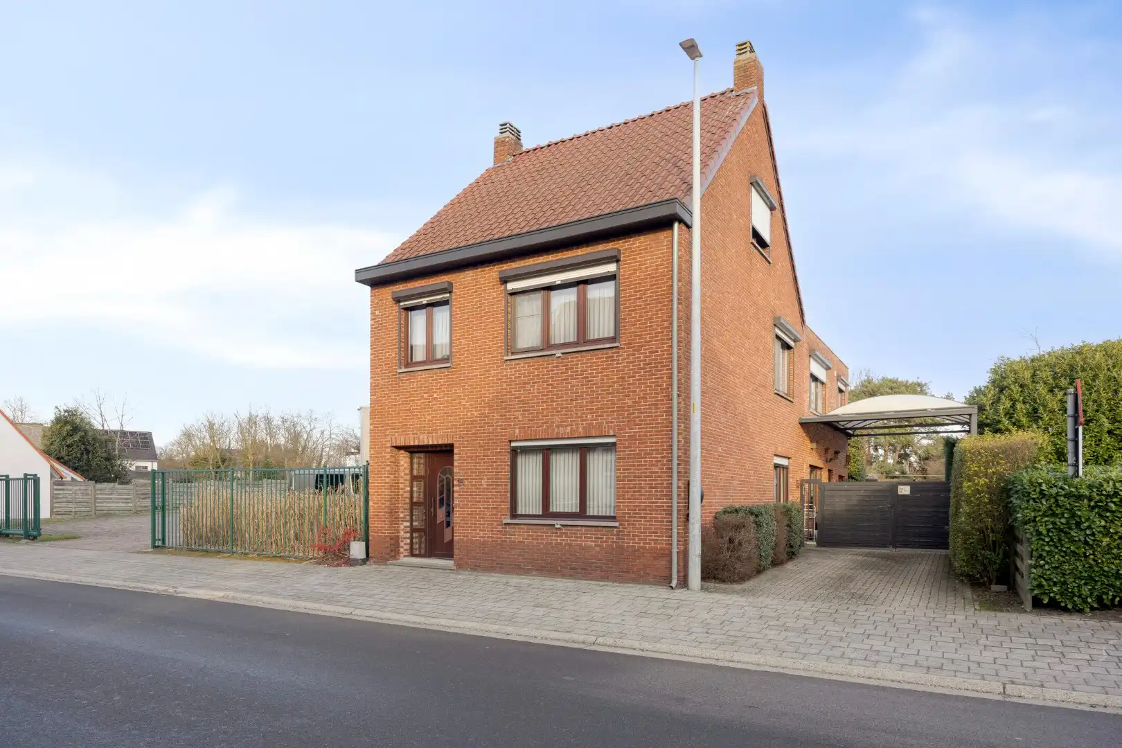 Hoofdfoto van de publicatie: Ruim ingedeelde woning met o.a. 4 slpks op een rustig gelegen perceel van 1.069 m².
