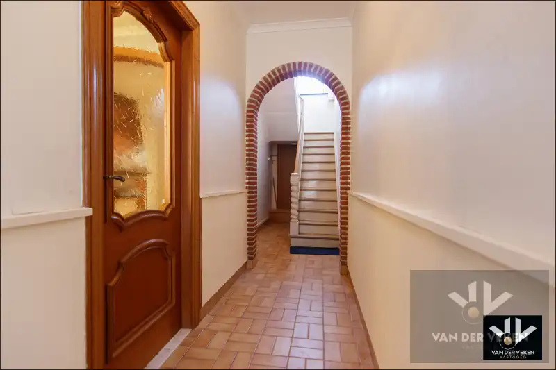 Ruime en goed gelegen te moderniseren rijwoning met gezellige binnekoer, garage en/of atelier foto 12