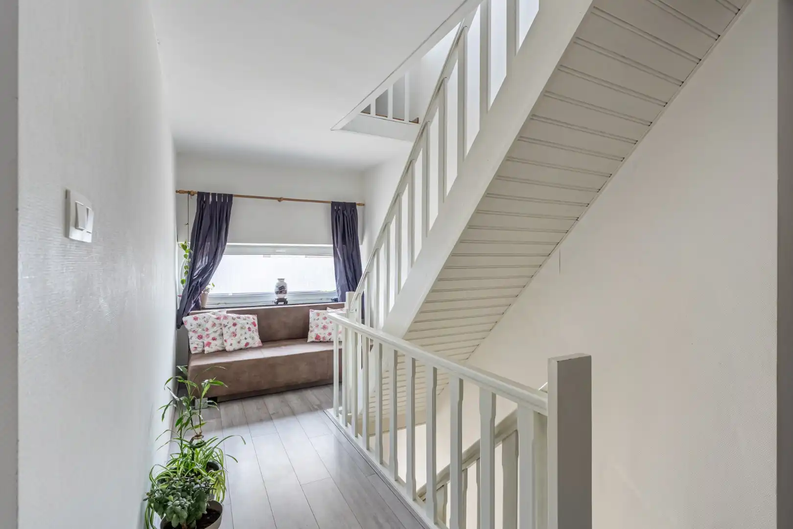 Een verrassend ruime half-vrijstaande stadswoning op perceel van 4a23ca. foto 17
