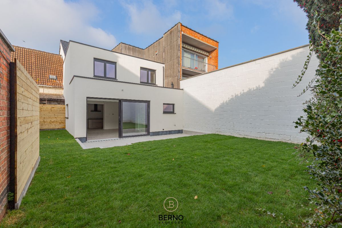 Vernieuwbouw woning met tuin foto 19