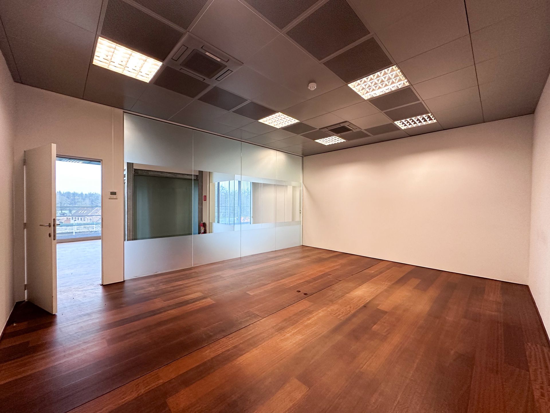 Modern Kantoor met Uitzicht en Strategische Ligging foto 10