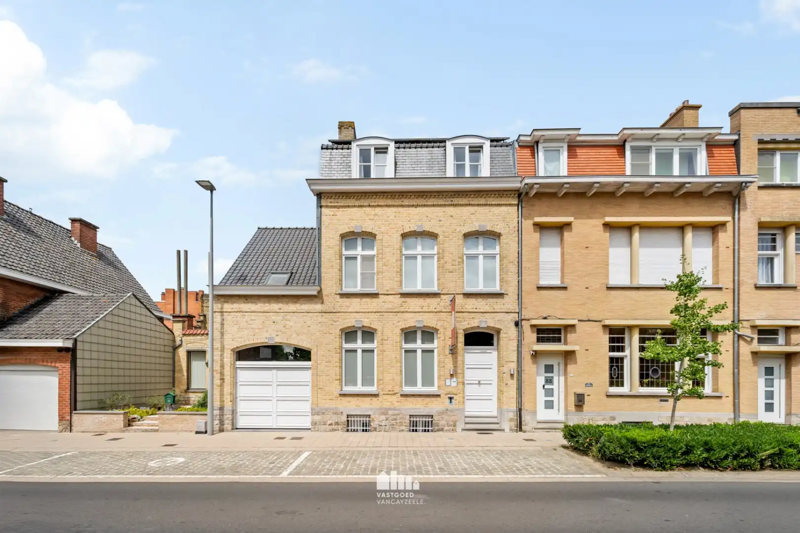 Exclusief en karaktervol herenhuis met 6 slaapkamers, inpandige garage en zonnige stadstuin in hartje Ieper foto 2
