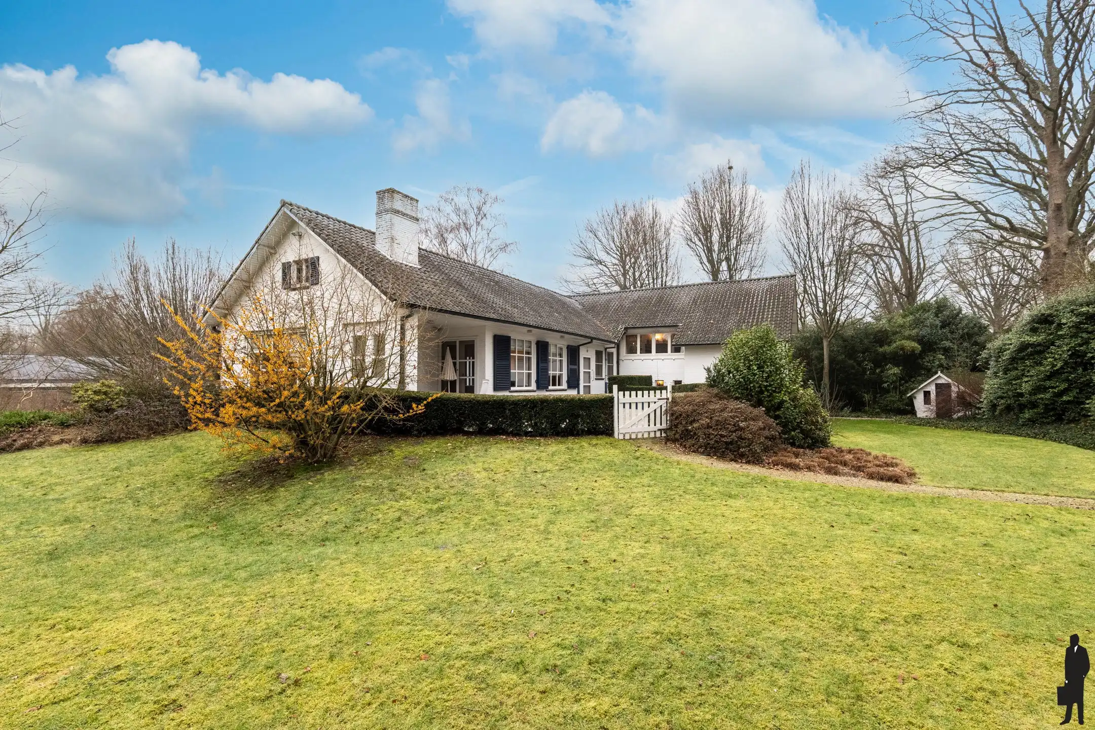 Hoofdfoto van de publicatie: Uitstekend gelegen split-level villa in een gegeerde doodlopende straat.