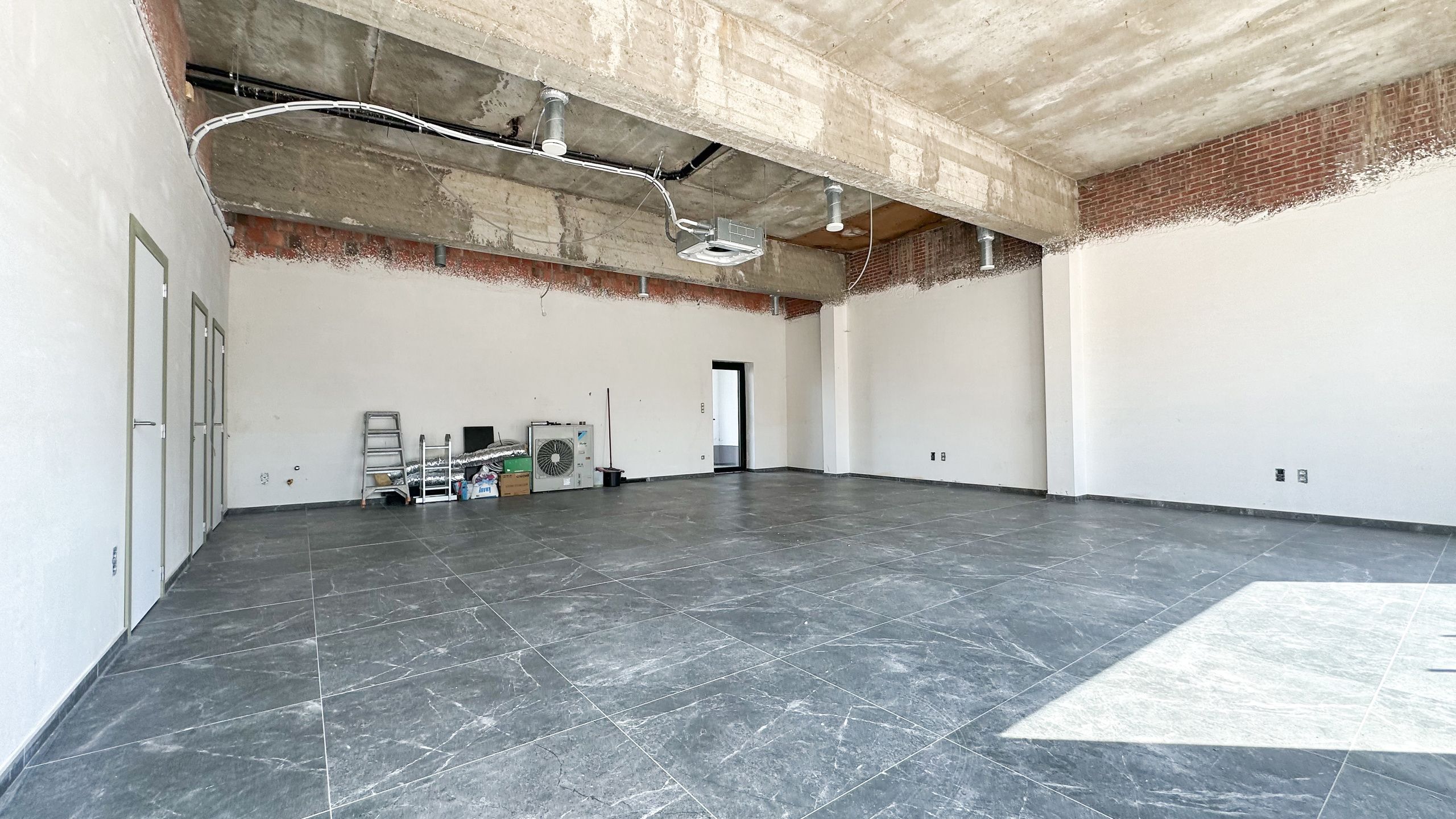 Afgewerkt handelspand van 90m² in Heppen met parkeerplaats! foto 2