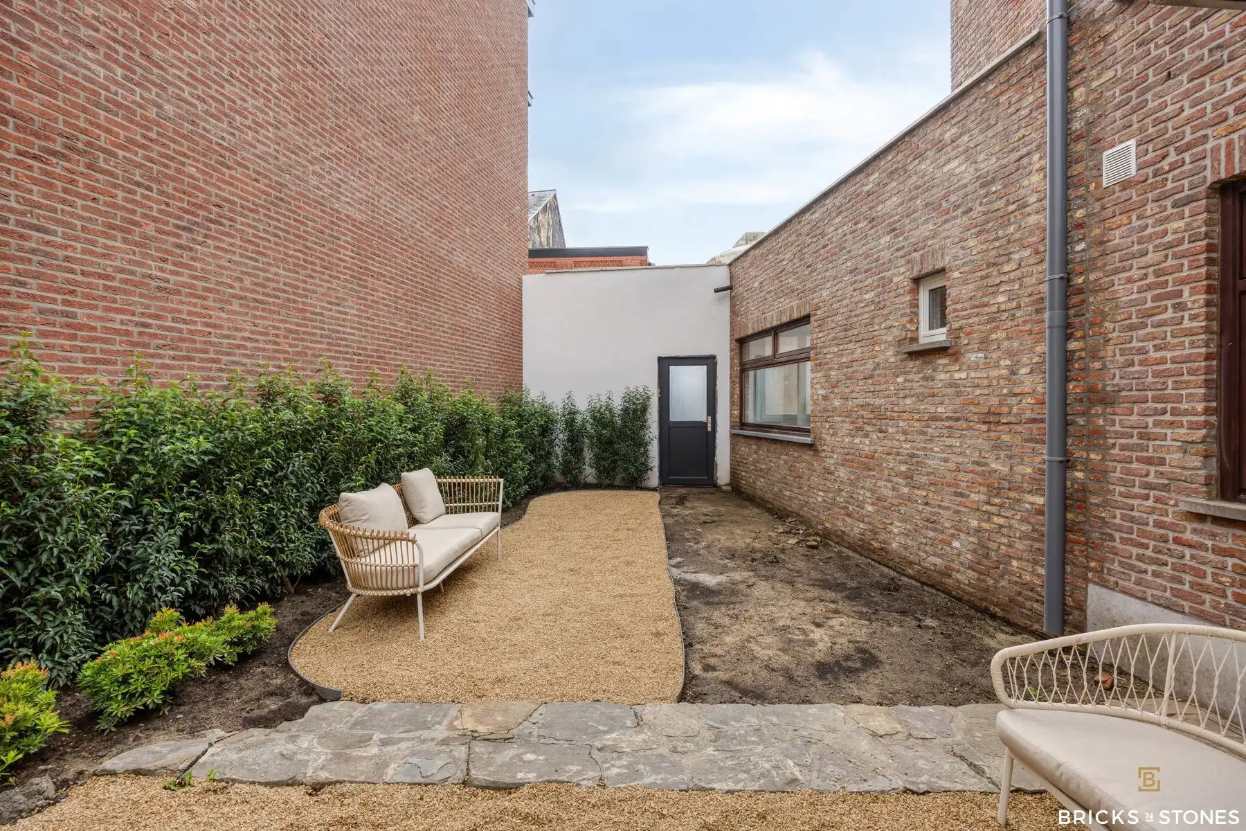 Zeer ruime halfopen bebouwing met praktrijkruimte en prachtige tuin foto 9