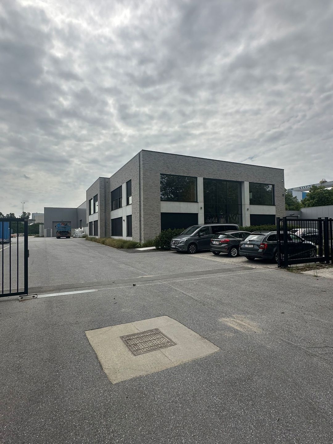 Moderne bedrijfsruimte met kantoren, magazijn en buitenopslag - Boombekelaan 9 Hoboken foto {{pictureIndex}}